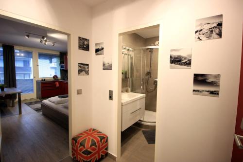ein Bad mit einer ebenerdigen Dusche und einem Bad in der Unterkunft Retro Apartment in Kaprun