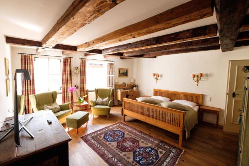 sypialnia z łóżkiem i krzesłami w pokoju w obiekcie Goldgasse Apartments de Luxe w mieście Salzburg