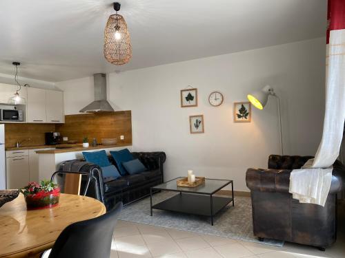 un salon avec un canapé et une table dans l'établissement Le Domaine de Laforest, à Fontvieille