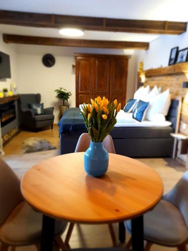 a vase of flowers sitting on a table in a room at Kozma Apartment Gerlitzen in Kanzelhöhe