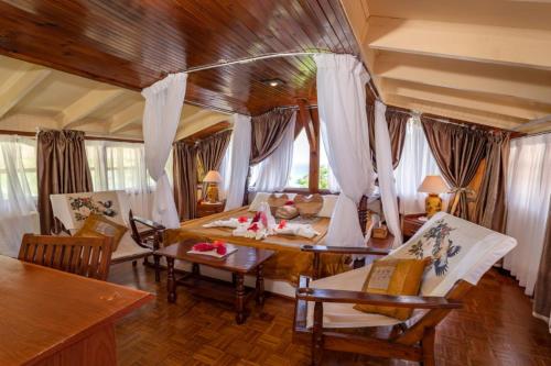 Ruang duduk di Spacious House with Shared Pool in Machabee