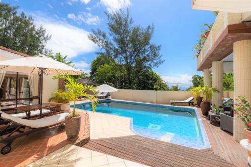 Kolam renang di atau dekat dengan Spacious House with Shared Pool in Machabee