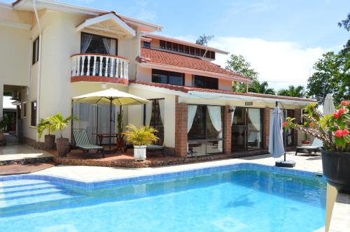 Kolam renang di atau dekat dengan Spacious House with Shared Pool in Machabee