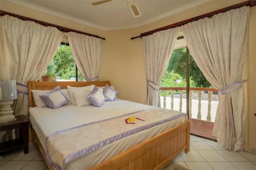 Katil atau katil-katil dalam bilik di Spacious House with Shared Pool in Machabee
