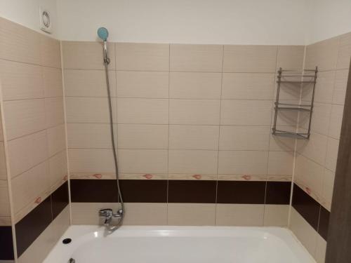 Das Bad ist mit einer Badewanne mit einer Dusche ausgestattet. in der Unterkunft Apartament 2 camere in Chiajna