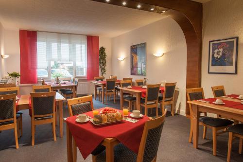 En restaurang eller annat matställe på Hotel König