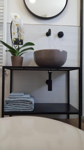a bathroom with a sink and a mirror at Attico Da Rosa con vista spettacolare a 360 gradi in Caltagirone