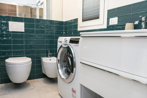 La salle de bains est pourvue d'un lave-linge et de toilettes. dans l'établissement CASA E MARE, à Senigallia