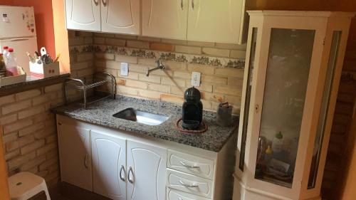 a kitchen with a sink and a counter top at Vale das Estrelas - vale das videiras - araras in Petrópolis