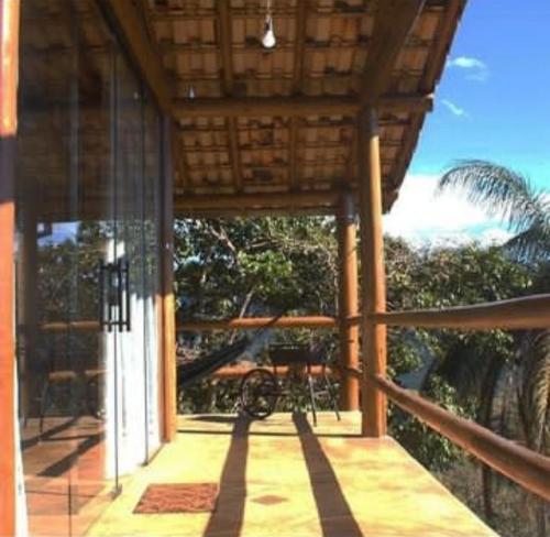 een veranda van een huis met uitzicht op de oceaan bij Chalés Beija-flor in Itambé do Mato Dentro