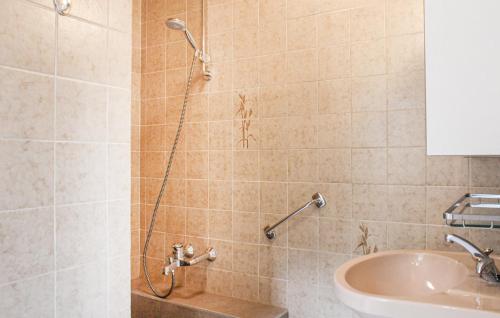 een badkamer met een douche en een wastafel bij Ten huize Spientje in Damme