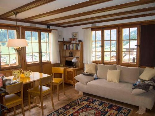 a living room with a couch and a table at Ferienwohnung Chalet Zwirbeli in Adelboden