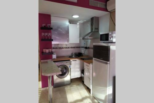 cocina con lavadora y lavadora en Wonderfull studio very close to the city center, en Málaga