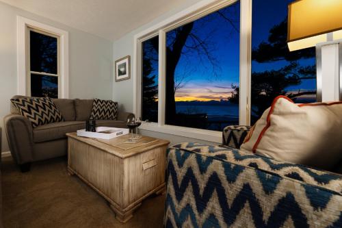 Χώρος καθιστικού στο Looking Glass Beachfront Inn