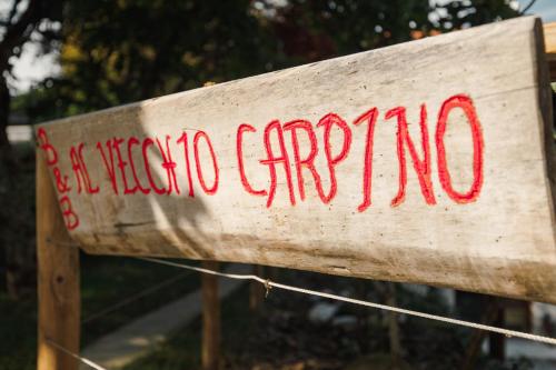a wooden sign with the words siguedentoento written on it at B&B AL VECCHIO CARPINO in Farra