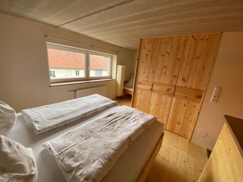 a small bedroom with two beds and a window at Stockers kleines Dorfhotel in Deutsch Goritz