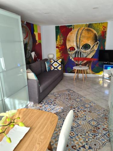 una sala de estar con un sofá y una mesa en Casa Coqueta, en Almarda