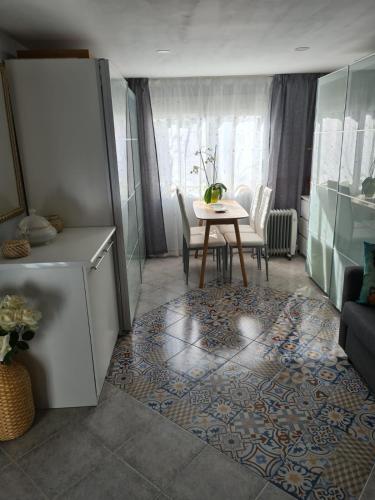 Una cocina con una mesa y un comedor. en Casa Coqueta, en Almarda