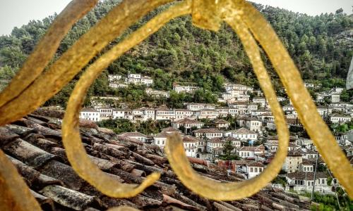 - une vue sur la ville depuis une colline avec des maisons dans l'établissement Timo's Guest House, à Berat