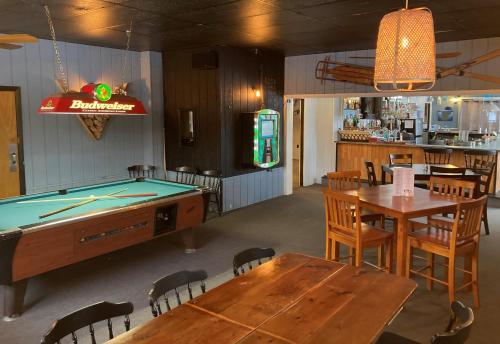 ein Esszimmer mit einem Billardtisch und einer Bar in der Unterkunft Leisure Life in Greenville