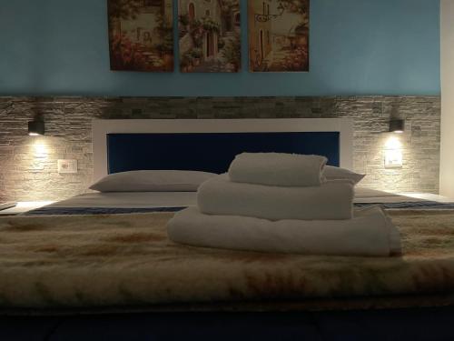 1 dormitorio con 1 cama con 2 almohadas en B&B Le Ginestre, en Colleferro