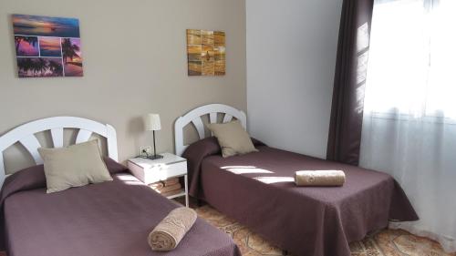 dwa łóżka ustawione obok siebie w pokoju w obiekcie Apartamentos Orzola w mieście Orzola
