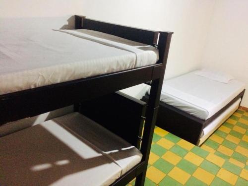 سرير بطابقين أو أسرّة بطابقين في غرفة في Hotel Solárium Posada
