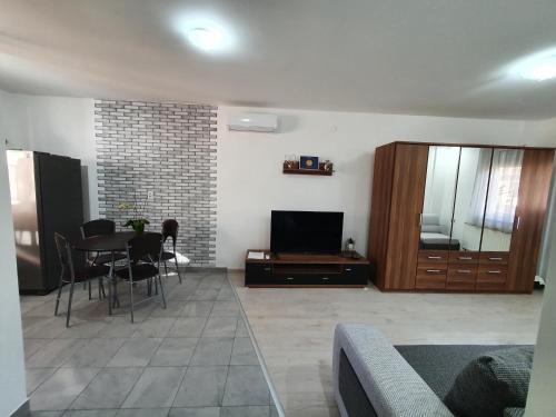 Μια τηλεόραση ή/και κέντρο ψυχαγωγίας στο Fischer Apartman