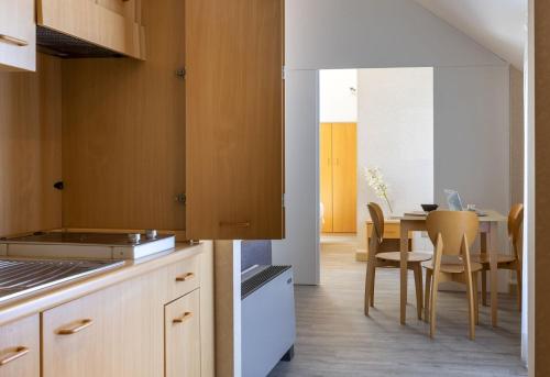 Una cocina con una mesa y un comedor. en Residence Cimarosa, en Milán