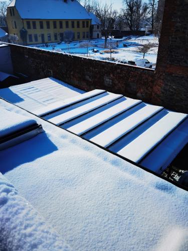 a pile of snow on the roof of a building at Gemütliche Dachwohnung mit kleiner oder großer Dachterrasse nebeneinander in Wolmirstedt