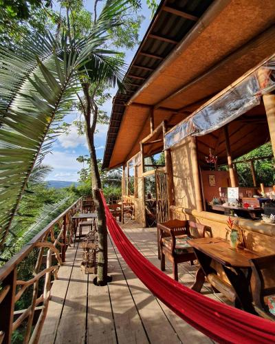 Mariri Jungle Lodge في ألتو بارايسو دي غوياس: أرجوحة على فناء مع طاولات وكراسي