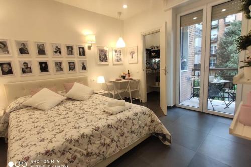 um quarto com uma cama, uma mesa e uma varanda em Luxury House Love em Milão