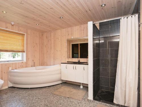 Et badeværelse på 12 person holiday home in Hals