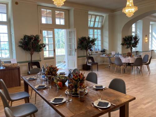 un comedor con mesa y sillas en una habitación en Schloß Vietgest en Vietgest