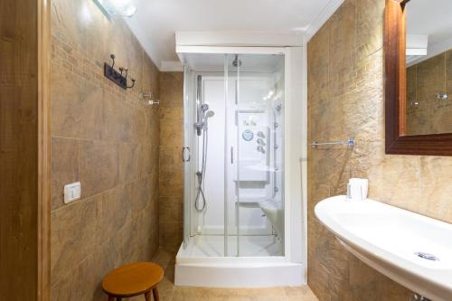 a bathroom with a shower and a sink at Villa la Atlantida in Ingenio