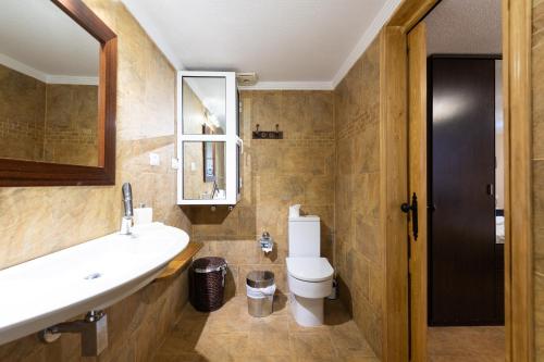 a bathroom with a sink and a toilet and a mirror at Villa la Atlantida in Ingenio
