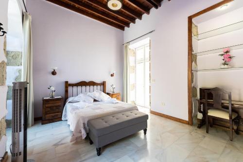 a bedroom with a bed and a mirror at Villa la Atlantida in Ingenio
