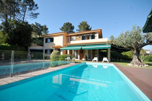 een huis met een zwembad voor een huis bij Casa de Marinhas Country House in Caminha