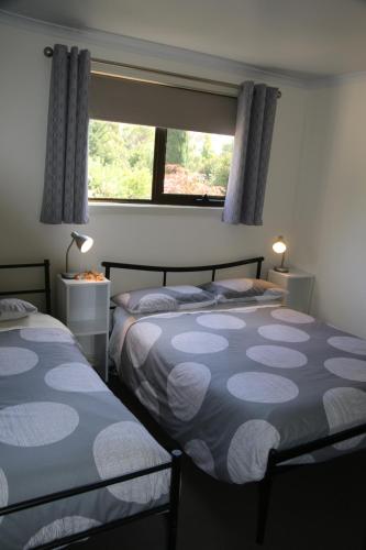 - 2 lits dans une chambre avec fenêtre dans l'établissement Altona Garden Retreat, à Spreyton