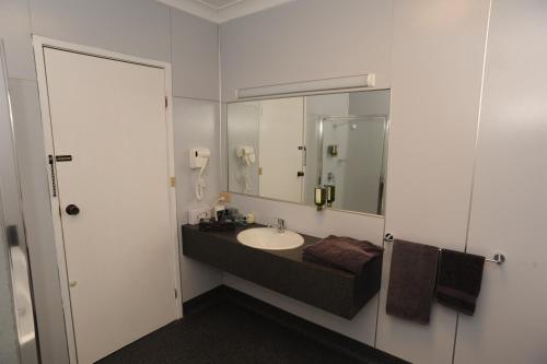 Ett badrum på Horsham Mid City Court Motel