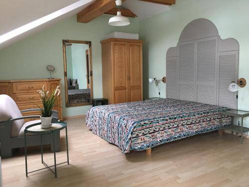 um quarto com uma cama, uma cómoda e um espelho em AV villa em Nida