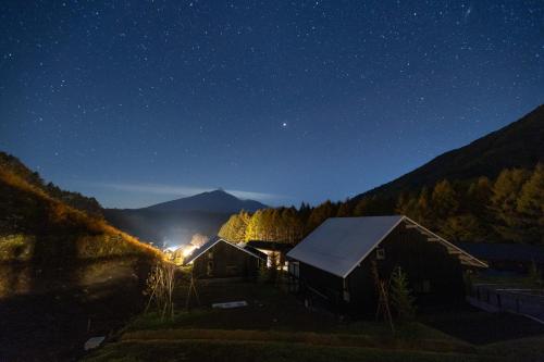 a cabin at night with a starry sky at Asama Kuzanbo in Naganohara
