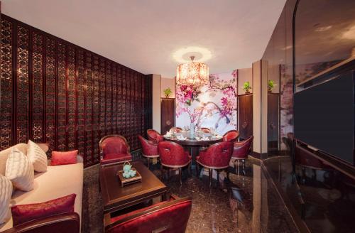 杭州市にあるvoco - Hangzhou Binjiang Minghao by IHGのダイニングルーム(テーブル、赤い椅子付)