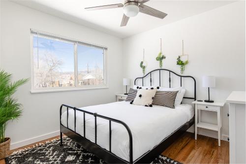 um quarto branco com uma cama e uma janela em Well-Stocked, Family Friendly Home on the Westside STR-1669 em Colorado Springs