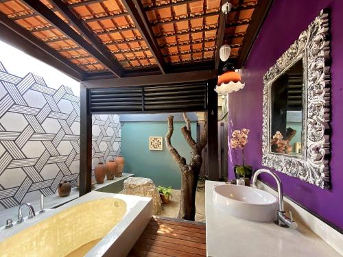 baño con bañera grande y lavamanos en Praseban Resort en Pran Buri
