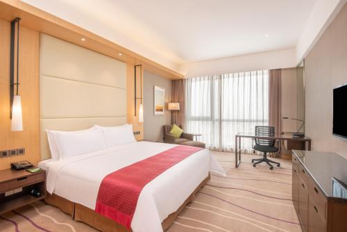 Una televisión o centro de entretenimiento en Holiday Inn Putian Xiuyu by IHG