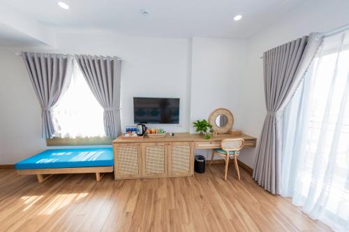 a room with a desk and a bed in a room at Rivera Tuy Hòa Hotel in Tuy Hoa
