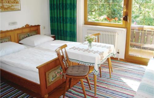Schlafzimmer mit einem Bett, einem Tisch und Stühlen in der Unterkunft 3 Bedroom Gorgeous Apartment In Stumm in Stumm