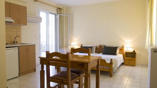 cocina y dormitorio con cama y mesa en Fani Hotel, en Loutra Edipsou