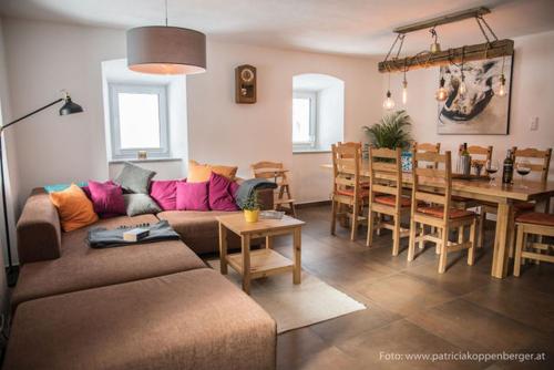 uma sala de estar com um sofá e uma sala de jantar em Grenzhaus em Karlstift